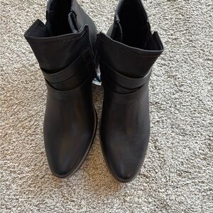 BareTraps NWT Elegant Faux Leather Black Ankle Booties Size 8